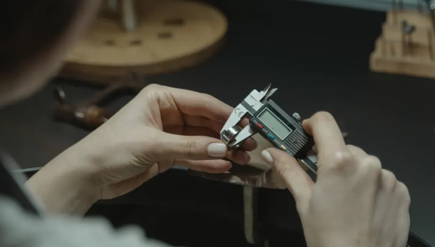 لماذا تعتبر أجزاء التشكيل المعدني الدقيق بالغة الأهمية للأجهزة الطبية الحديثة؟